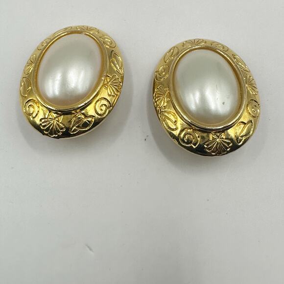 Liz Claiborne Clip On Earrings Vintage Gold Tone Faux Pearl Retro - Picture 9 of 9